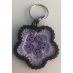 GEHAAKTE BLOEM hanger in LILA ZWART met smiley kralen